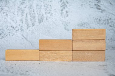 Metin için özelleştirilebilir alanı olan tahta blokları istifleme ön görünümü.