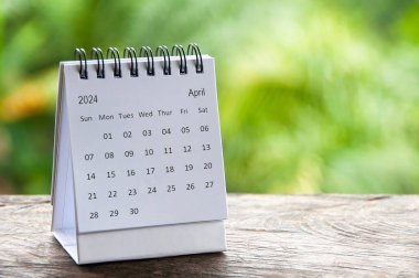 Metin için özelleştirilebilir alanı olan Nisan 2024 masa takvimi. Boşluğu kopyala