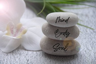 Zihin, Vücut ve Ruh kelimeleri Zen taşlarına yazı için yer kazınmış. Sağlık hayatı kavramı.