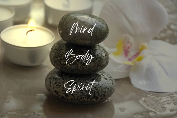 Umysł Ciało Duch Słowa Kamieniach Zen Tłem Świecy Koncepcja Zdrowia — Zdjęcie stockowe