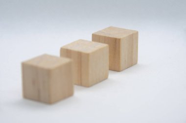 Metin veya fikirler için özelleştirilebilir alanı olan ahşap küpü kapat. Boşluğu kopyala.