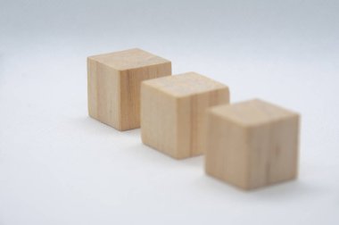 Metin veya fikirler için özelleştirilebilir alanı olan ahşap küpü kapat. Boşluğu kopyala.