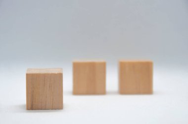 Metin veya fikirler için özelleştirilebilir alanı olan ahşap küpü kapat. Boşluğu kopyala.