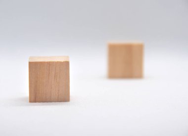 Metin veya fikirler için özelleştirilebilir alanı olan ahşap küpü kapat. Boşluğu kopyala.