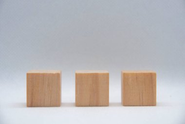 Metin veya fikirler için özelleştirilebilir alanı olan ahşap küpü kapat. Boşluğu kopyala.