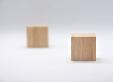 Metin veya fikirler için özelleştirilebilir alanı olan ahşap küpü kapat. Boşluğu kopyala.