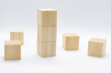 Metin ya da fikirler için kişiselleştirilebilir alanı olan tahta küp. Boşluğu kopyala.