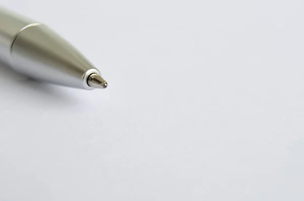 Close Van Metalen Pen Wit Notitieblok Met Aanpasbare Ruimte Voor — Stockfoto