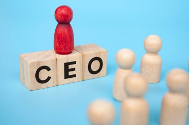 Tahta küplerin üstünde CEO metni olan kırmızı bir figür. Liderlik kavramı.