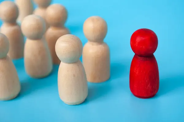 Rote Figur Origami Führenden Anderen Holzfigur Führungskonzept — Stockfoto