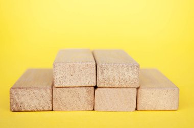 Sarı kapaklı, kişiselleştirilebilir metin eklemek için alanı olan tahta bloklar yığını. Boşluğu kopyala.