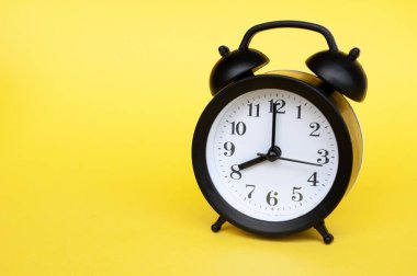 Alarm clock pointing at 8 am or pm with customizable space for text or ideas. Copy space and time concept.