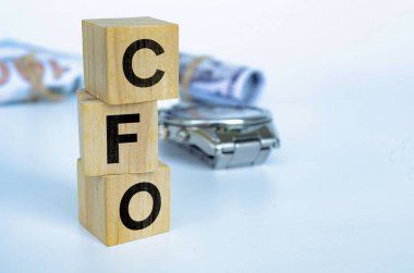 Mali İşler Müdürü 'nü temsil eden ahşap küplerle ilgili CFO metni. Boşluğu ve Üst Yönetim kavramını kopyala.