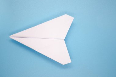 Açık mavi zemin üzerinde beyaz uçağın üst görüntüsü ve metin için özelleştirilebilir boşluk. Boşluk ve uçak konseptini kopyala.