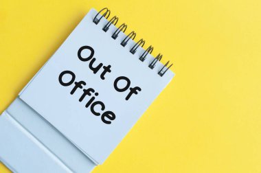 Not defterine sarı arka planlı ofis dışı mesajlar. Ofis dışı konsept.