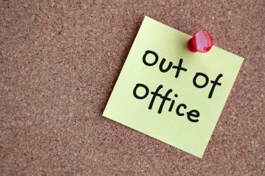 Yapışkan notla ofis dışı mesaj. Ofis dışı konsept.