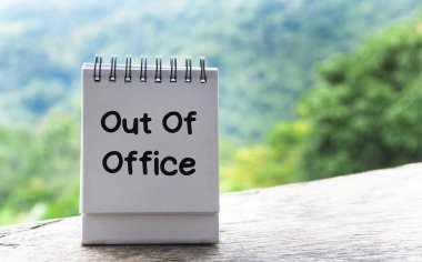 Not defterinde doğa arkaplanlı Ofis Dışı metin.