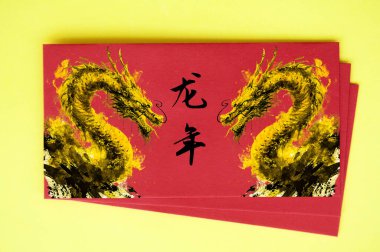 Altın ejderhalı Çin Yeni Yıl kırmızı paketi. Çin Yeni Yıl Kutlamaları.
