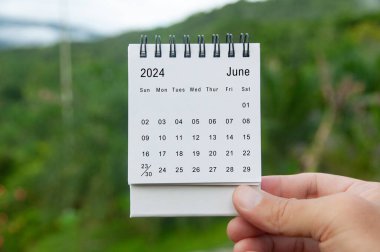 2024 Haziran 'ının beyaz takvimine el ele tutuşun. Tatil ve takvim kavramı.