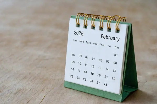 Şubat 2025 masa takvimi ahşap masa üzerinde kişiselleştirilebilir metin alanı ile. Alan ve takvim kavramını kopyala.
