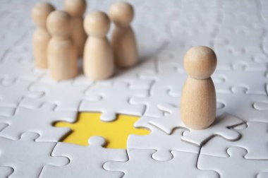 Tahta bebek yapbozun tepesinde kayıp yapboz ile. İşe alma ve istihdam kavramı.