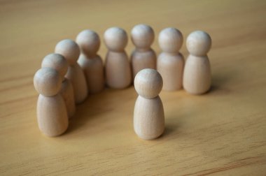 Lider takımı tartışıyor ve yönlendiriyor. Liderlik kavramı.