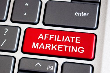 Kırmızı klavyede reklam metni. Çevrimiçi para kazanma kavramı.