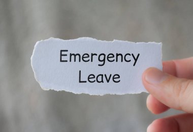 Yırtık kağıtla el ele tutuşup arka planda bulanık metin bırakın.