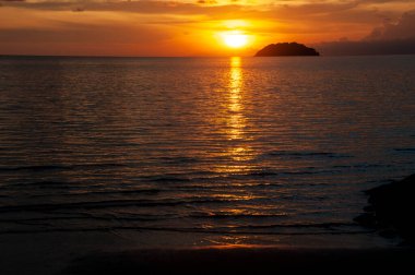 Tanjung Aru Plajı 'nda gün batımı, Kota Kinabalu, Sabah, Borneo, Malezya.