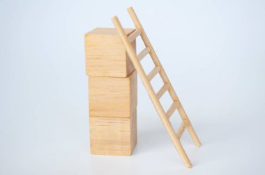 Beyaz arkaplanda merdiveni olan tahta küpler ve metin için özelleştirilebilir alan