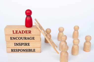 Tahta bloklar üzerinde Liderlik, Cesaret, İlham ve Sorumlu metin.