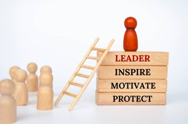 Ahşap bloklarda ilham veren, motive eden ve metni koruyan bir lider. Liderlik kavramı.