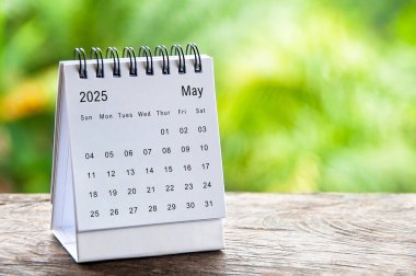 Yazı için özelleştirilebilir alanı olan 2024 Mayıs beyaz masa takvimi. Takvim kavramı ve kopyalama alanı
