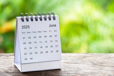 Yazı için özelleştirilebilir boşluğu olan Haziran 2025 beyaz masa takvimi. Takvim kavramı ve kopyalama alanı