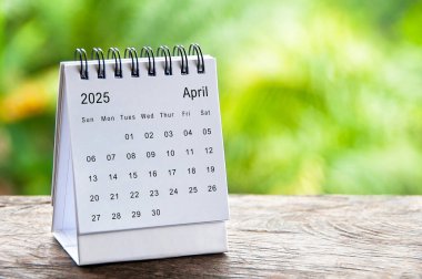 Nisan 2025 yazı için özelleştirilebilir alanı olan beyaz masa takvimi. Takvim kavramı ve kopyalama alanı