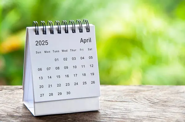 Nisan 2025 yazı için özelleştirilebilir alanı olan beyaz masa takvimi. Takvim kavramı ve kopyalama alanı