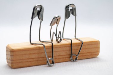 Örnek bir ebeveyn, küçük oğullarını ya da kızlarını rahatlatıyor. Aile bakımı.