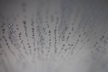 Siyah duvar kağıdı arkaplanı olan su damlacıklarının üst görünümü