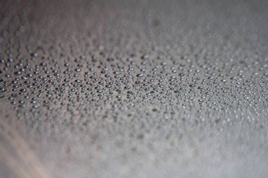 Arkaplan tasarımı için uygun siyah duvar kağıdı arkaplanı olan su damlacıklarını kapat.