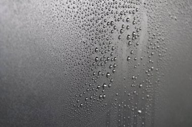 Duvar kağıdı arkaplanı için uygun su damlacıklarının yan görünümü.