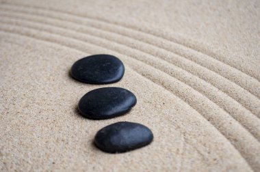 Zen taşları metin için özelleştirilebilir alanla kumun üzerinde hizalanır.