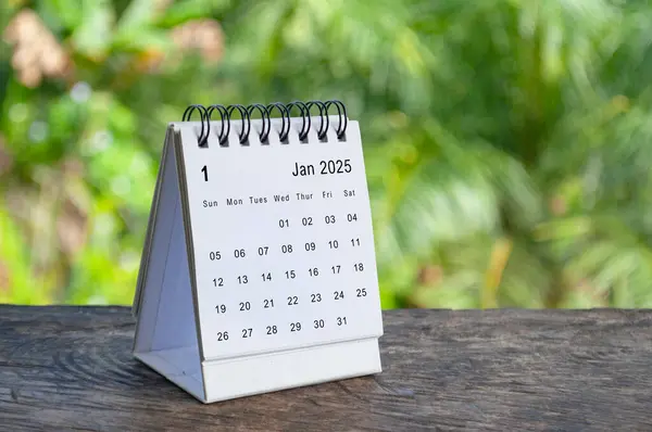 Ocak 2025 açık hava arka planlı beyaz masa takvimi. Takvim kavramı.