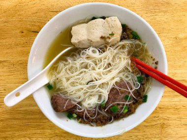 Lezzetli Domuz Çorbası Eriştesi Manzarası. Asya gıda kavramı.