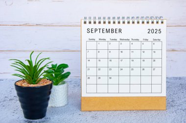 Eylül 2025 takvimi beyaz ahşap duvarlı. Yeni ay ve takvim kavramı.