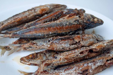 Kızarmış sardalya balığı ve beyaz yer. Asya gıda kavramı.