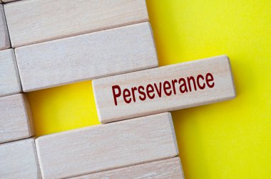 Sarı kapaklı tahta bloklara yazılmış azim metni.