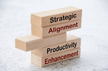 Stratejik hizalama ve ahşap bloklardaki verimlilik artırıcı metin. Operasyonel mükemmellik kavramı.