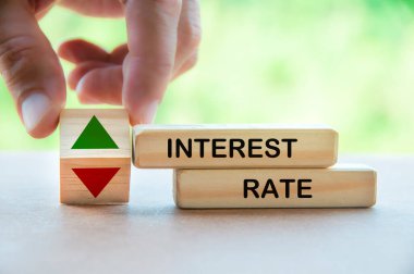 Tahta bloklar üzerinde faiz oranları vergisiyle ahşap küpleri açıp kapayarak. Dönüş oranı veya enflasyon kavramı.