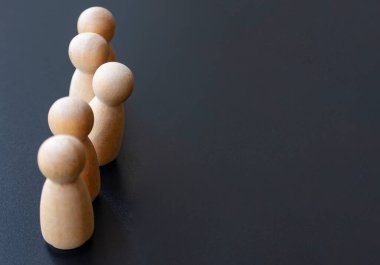 Tahta adam soru sormak için çizgiden çıktı. Merak kavramı.