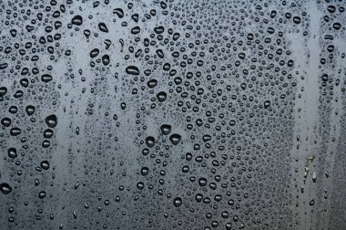 Karanlık arka planda su damlacıkları. Tasarım ve duvar kağıdı için uygun.